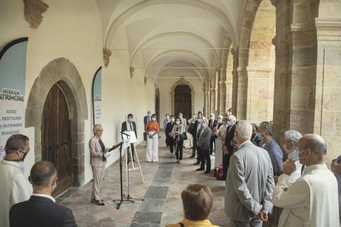 Hélène Sandragné s'exprime après la remise de chèque par la fondation patrimoine à l'abbaye de Lagrasse