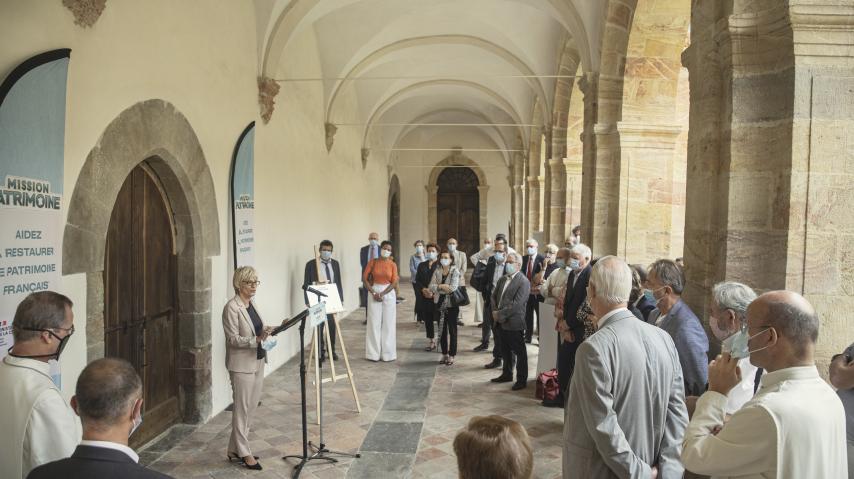 Hélène Sandragné s'exprime après la remise de chèque par la fondation patrimoine à l'abbaye de Lagrasse